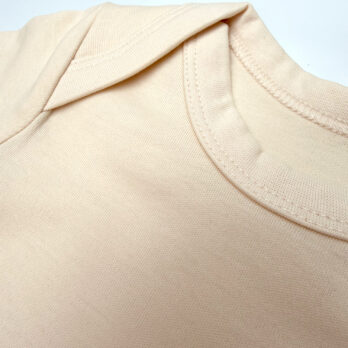 detail baby romper hals enveloppe-stijl